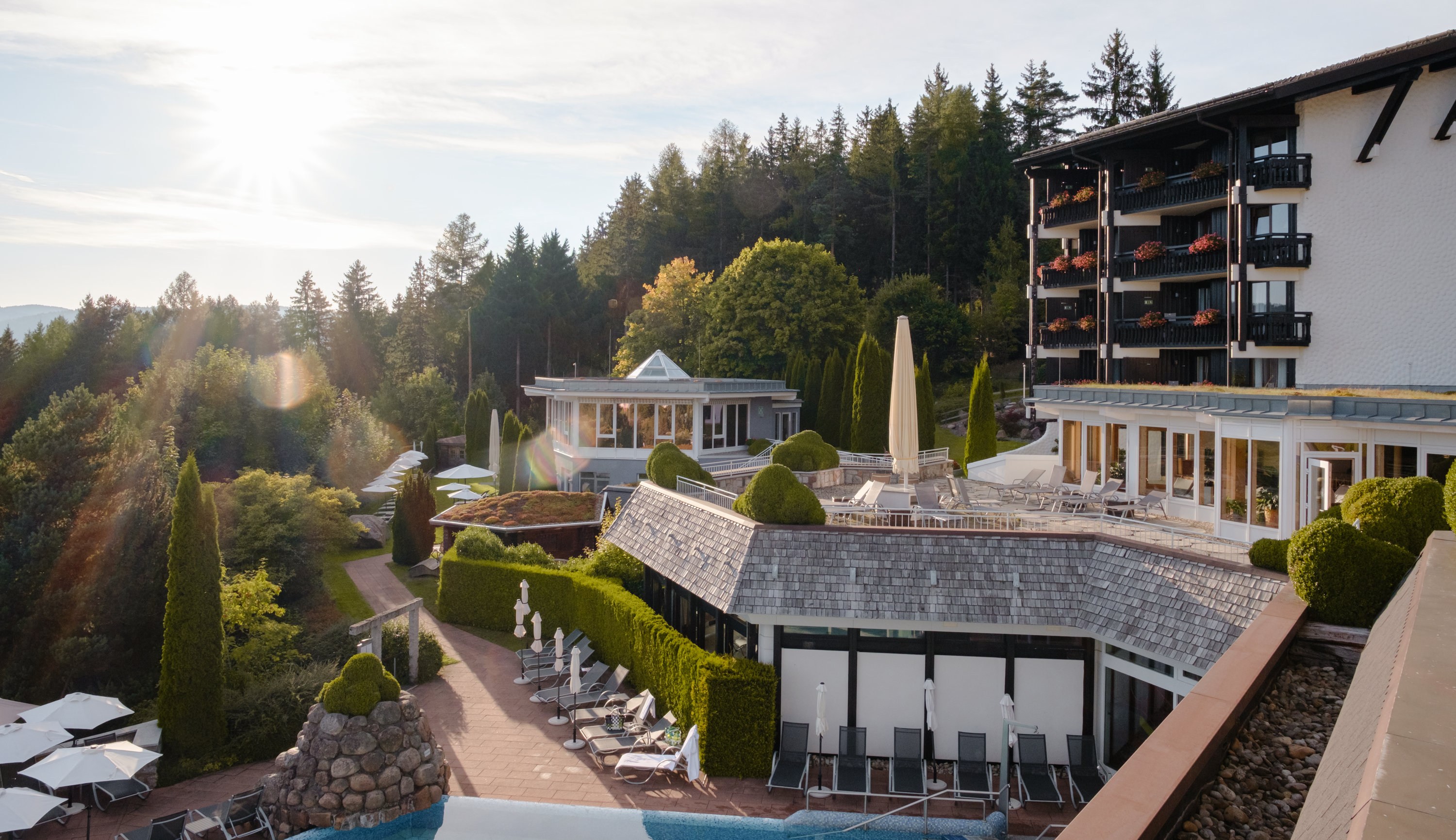 Blick über die weitläufige Gartenanlage und die Architektur des Hotels Vier Jahreszeiten am Schluchsee.