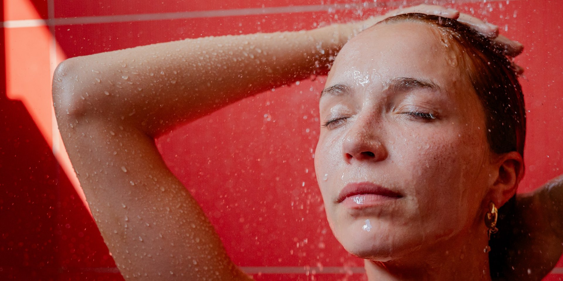 Augenblick der Ruhe unter der Dusche nach einem Saunabesuch im Schwarzwald-Wellnesshotel.