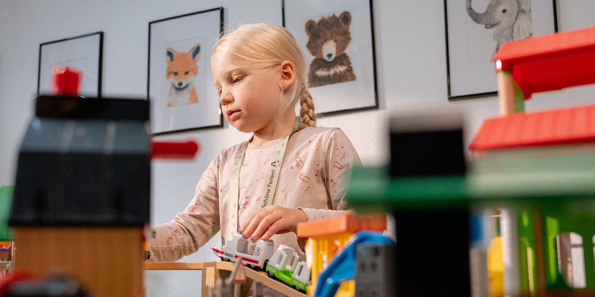 Ein Kind spielt kreativ mit bunten Bausteinen in der betreuten Spielecke des Hotels Vier Jahreszeiten.