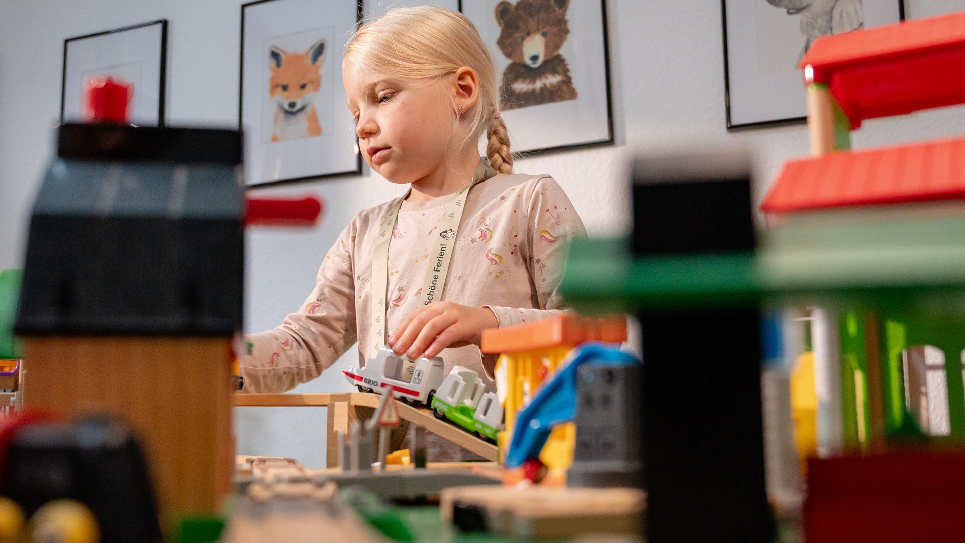Ein Kind spielt kreativ mit bunten Bausteinen in der betreuten Spielecke des Hotels Vier Jahreszeiten.