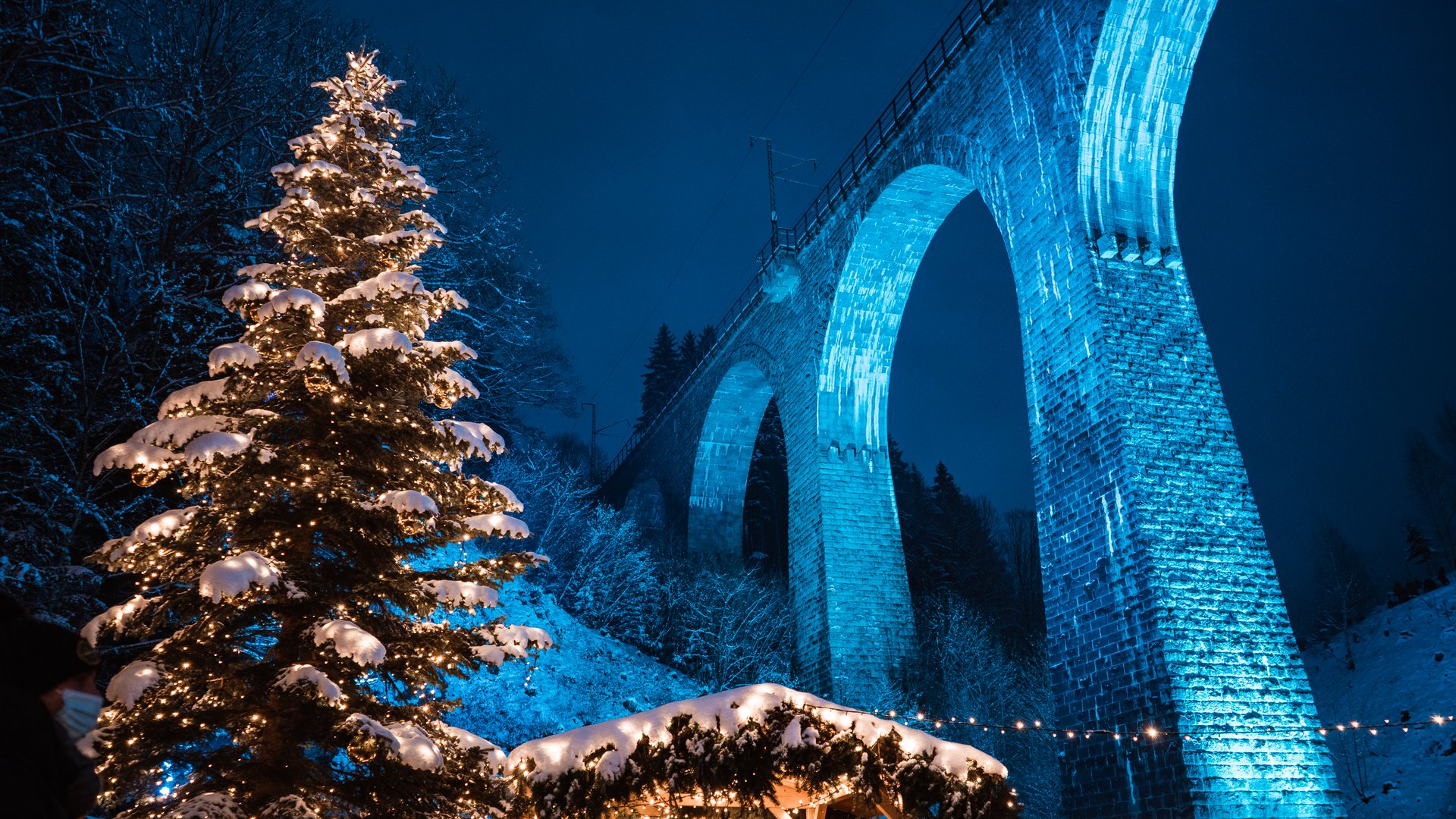 blau-beleuchtetes-ravennaviadukt-weihnachtsmarkt_mit_tannenbaum