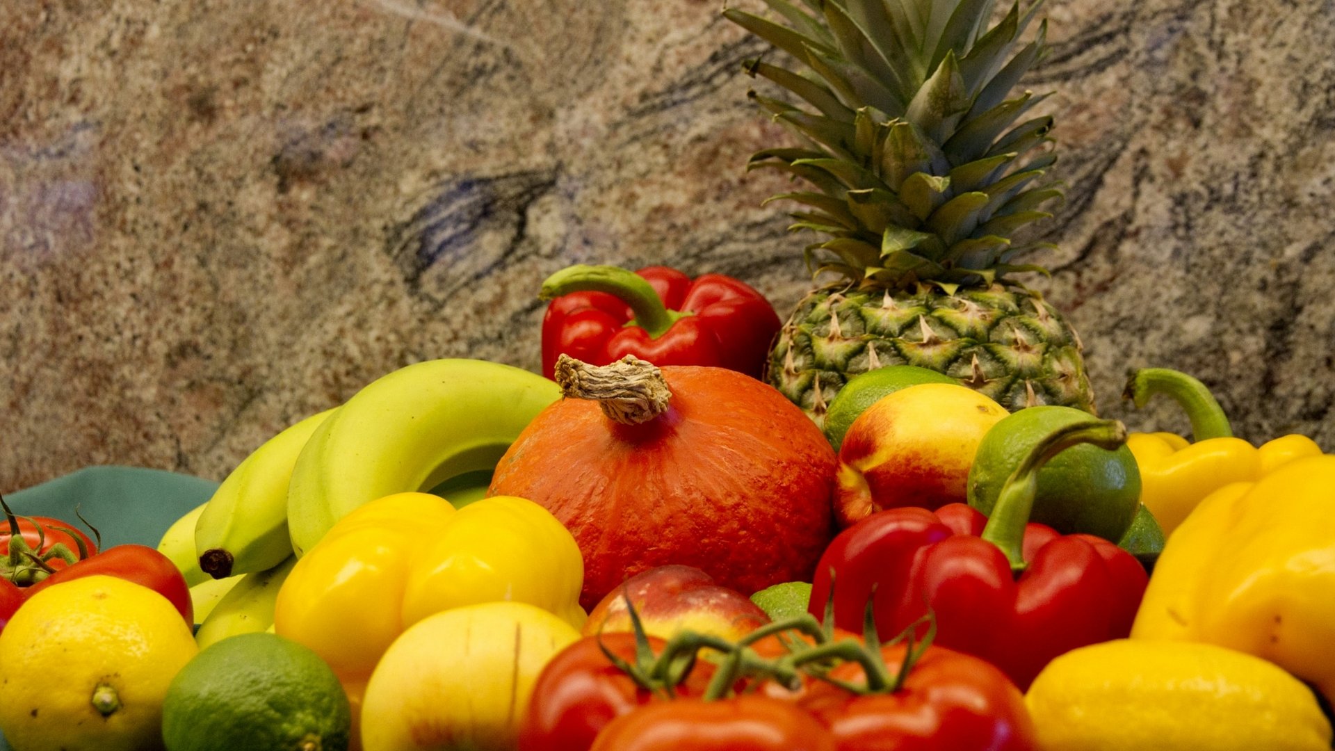 Eine bunte Auswahl an frischem Obst und Gemüse, appetitlich auf einer Holzplatte angerichtet.