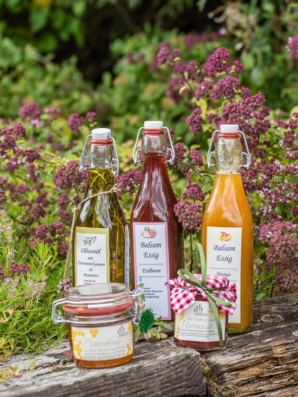 Eine Auswahl an hausgemachten Säften und Spezialitäten aus der Manufaktur des Hotels Vier Jahreszeiten am Schluchsee.