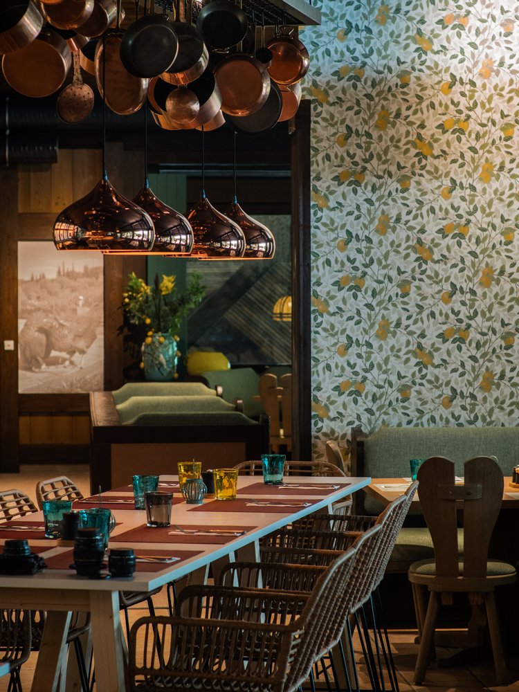 Einladende Restaurant-Atmosphäre mit Fokus auf die moderne Tischgestaltung im Hotel Vier Jahreszeiten am Schluchsee.