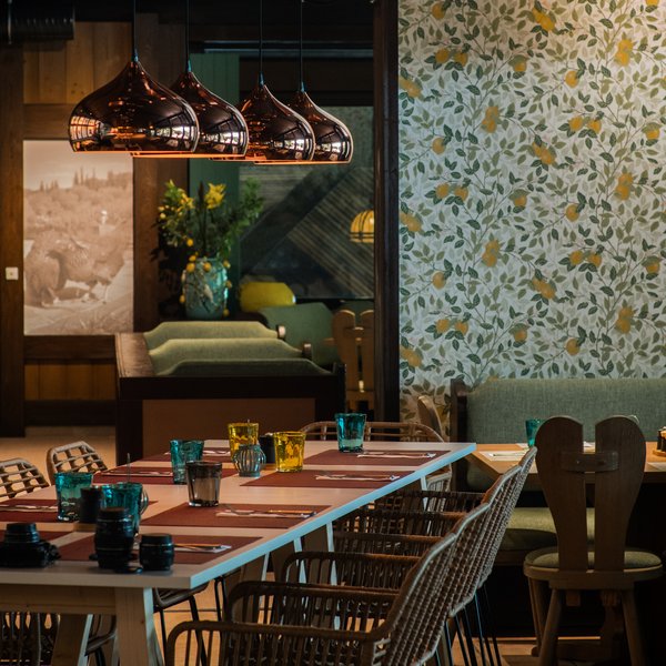 Einladende Restaurant-Atmosphäre mit Fokus auf die moderne Tischgestaltung im Hotel Vier Jahreszeiten am Schluchsee.