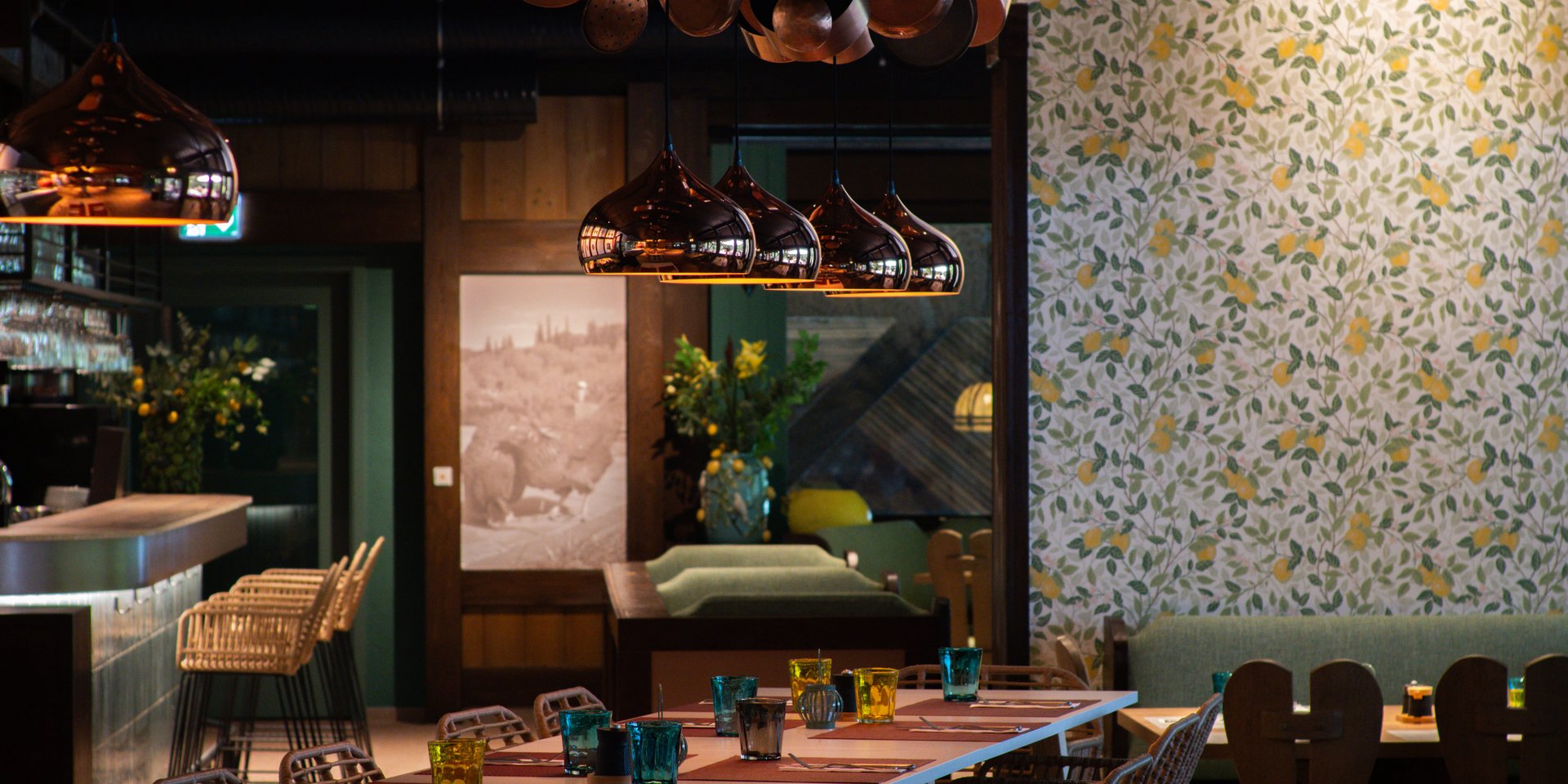 Perspektive durch das Restaurant Lucia auf die Bar und die dekorativen Wandelemente.