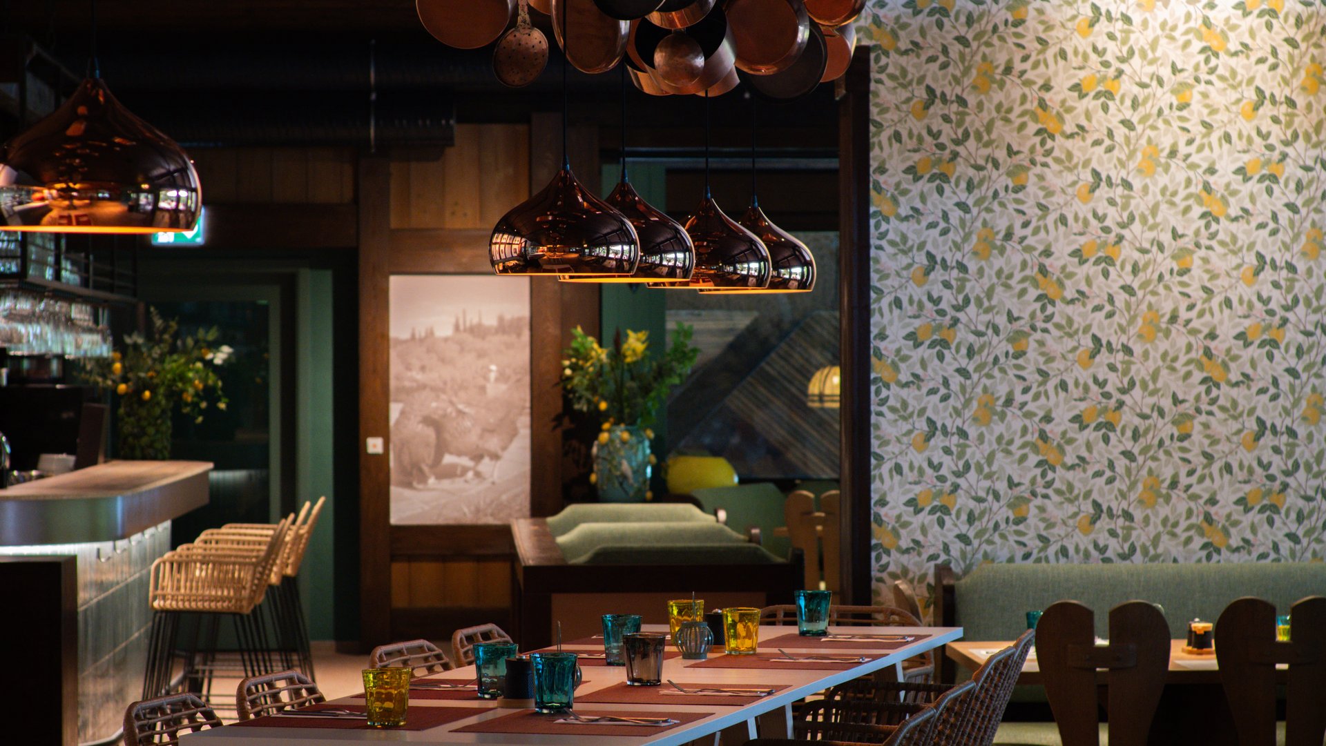 Perspektive durch das Restaurant Lucia auf die Bar und die dekorativen Wandelemente.