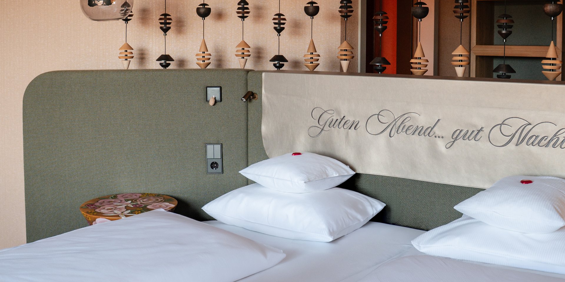 Schlafbereich mit Bett und Dekoelementen in der Spa Suite