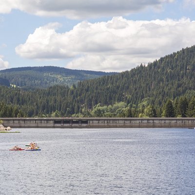 Die beeindruckende Staumauer des Schluchsees vor der Schwarzwald-Bergkulisse.