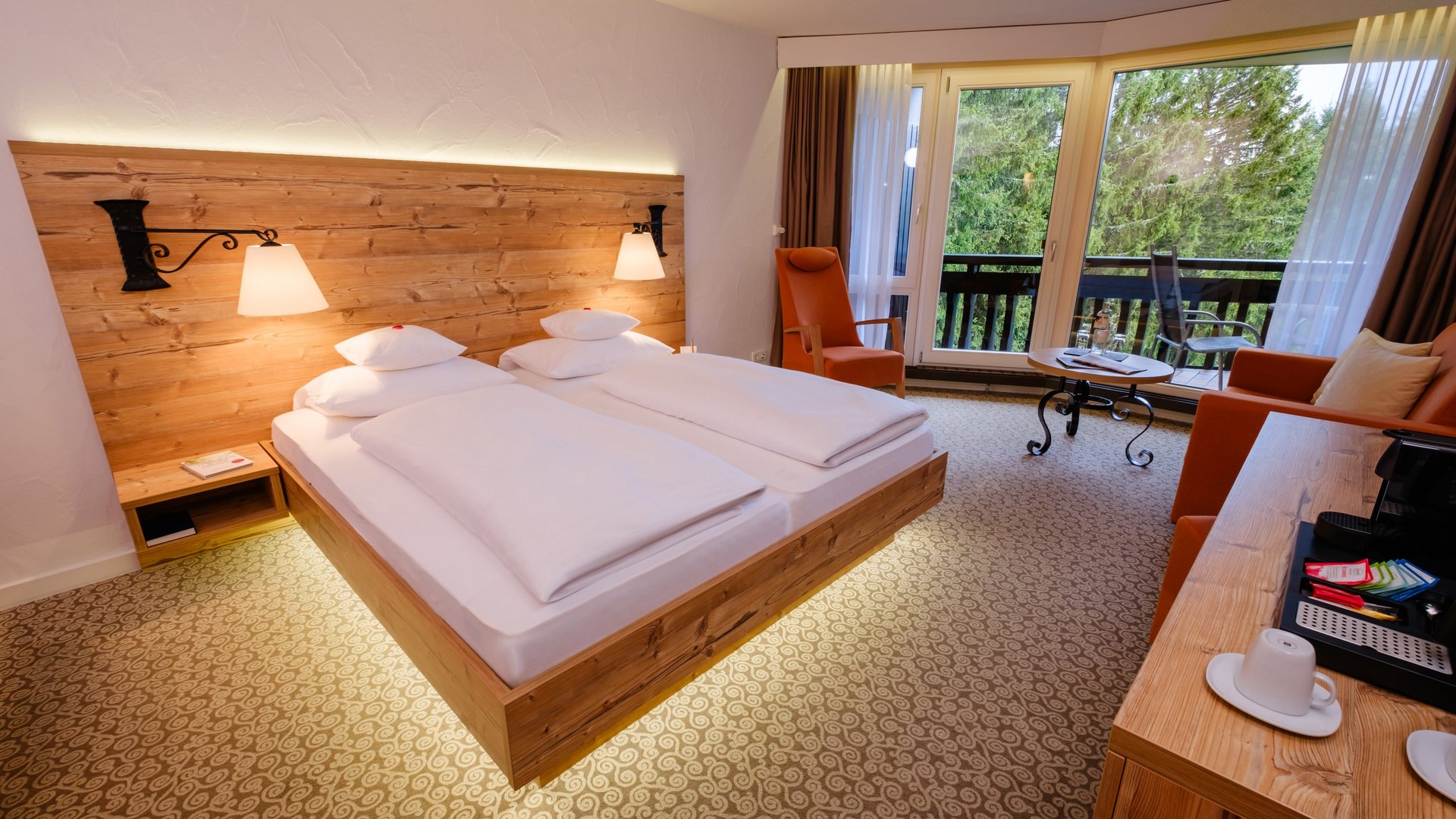 Helles Doppelzimmer Klassik Wald mit gemütlichem Doppelbett und Balkonzugang im Hotel Vier Jahreszeiten am Schluchsee.