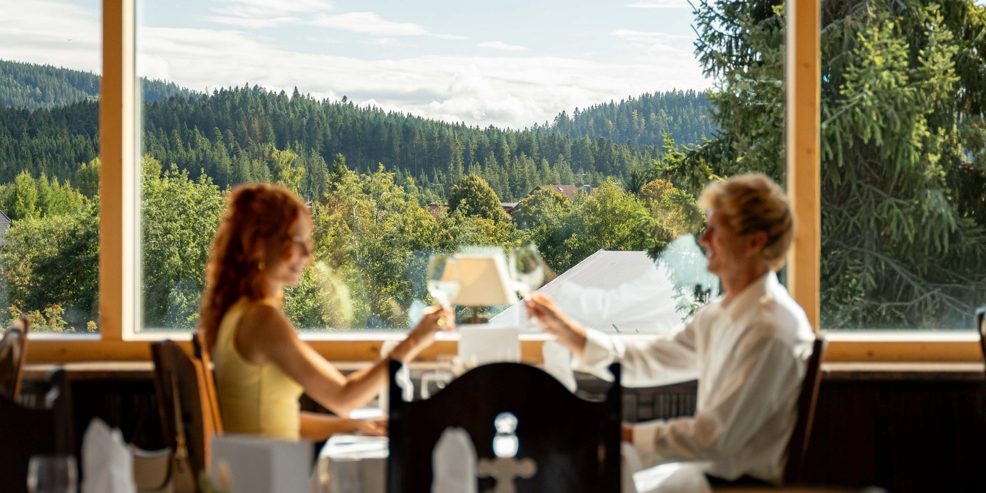 Romantisches Dinner bei Sonnenuntergang mit Blick auf die Schwarzwald-Landschaft.
