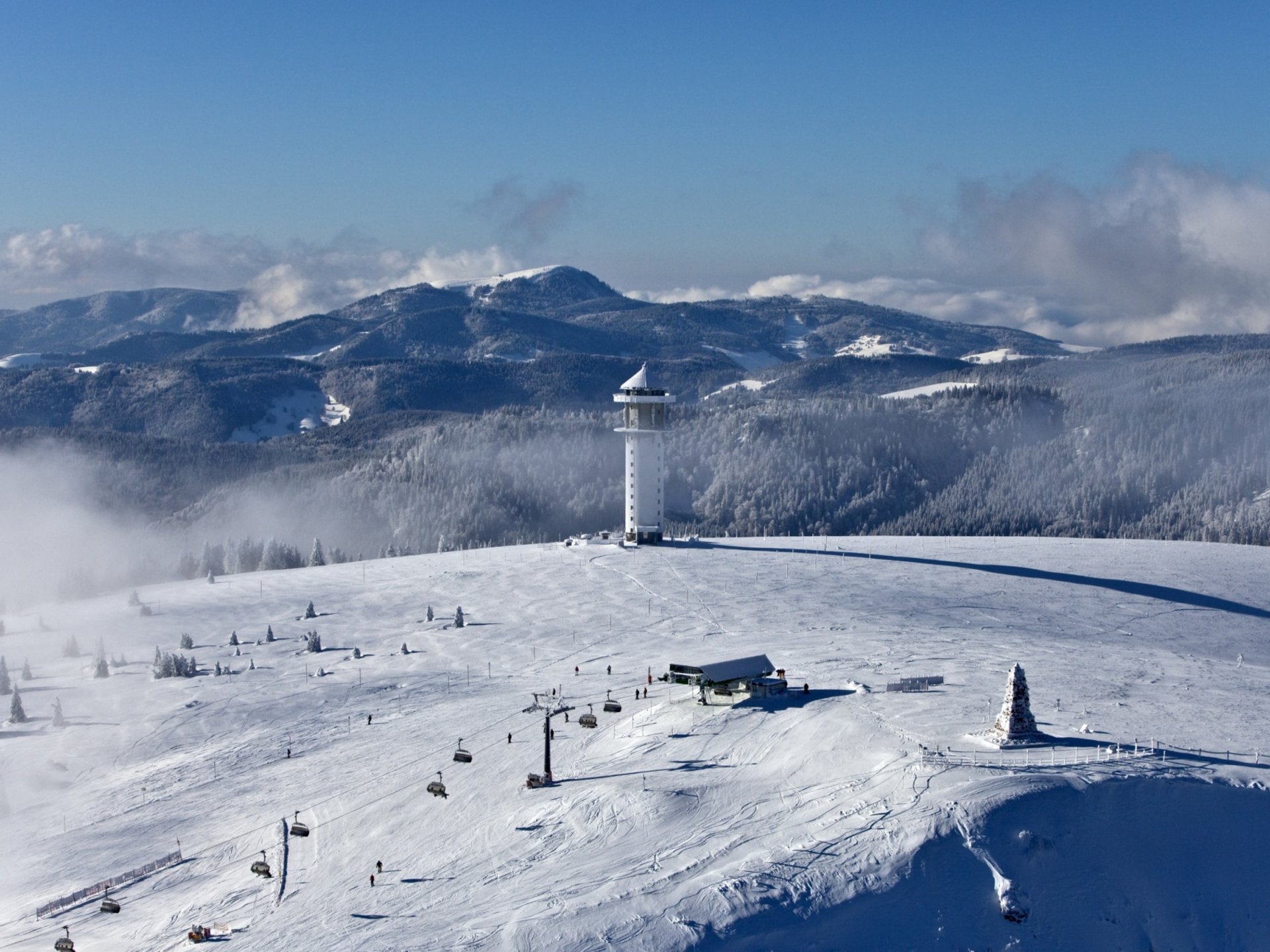 Luftaufnahme der verschneiten Liftanlagen und Pisten im Skigebiet Feldberg im Schwarzwald.