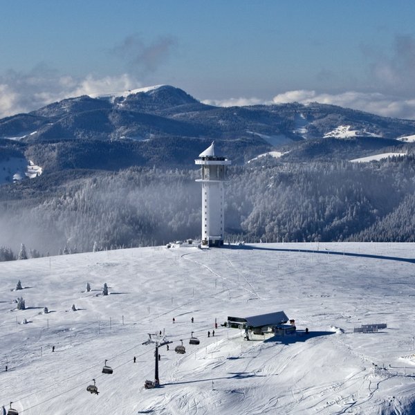 Luftaufnahme der verschneiten Liftanlagen und Pisten im Skigebiet Feldberg im Schwarzwald.