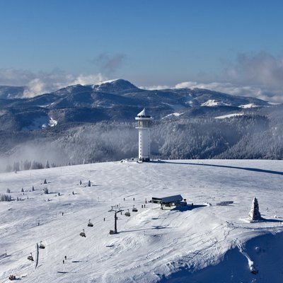 Luftaufnahme der verschneiten Liftanlagen und Pisten im Skigebiet Feldberg im Schwarzwald.