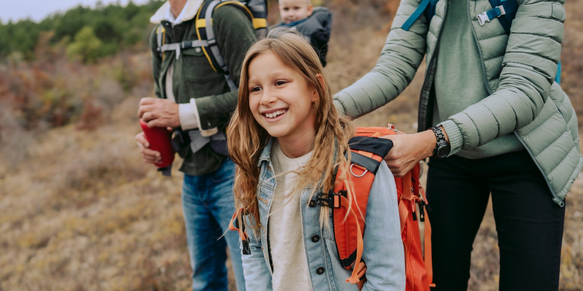 Eine Familie bestehend aus Tochter, Mutter, Vater und Sohn auf einem Ausflug