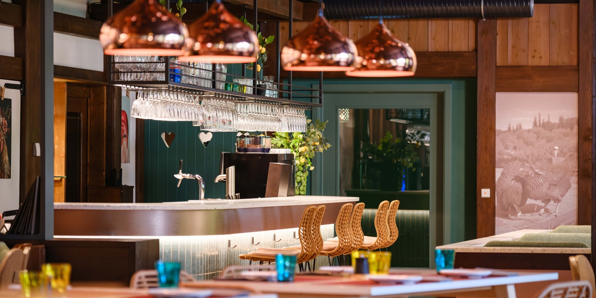 Detailansicht der Bar und der hängenden Kupferleuchten im Restaurant Lucia.