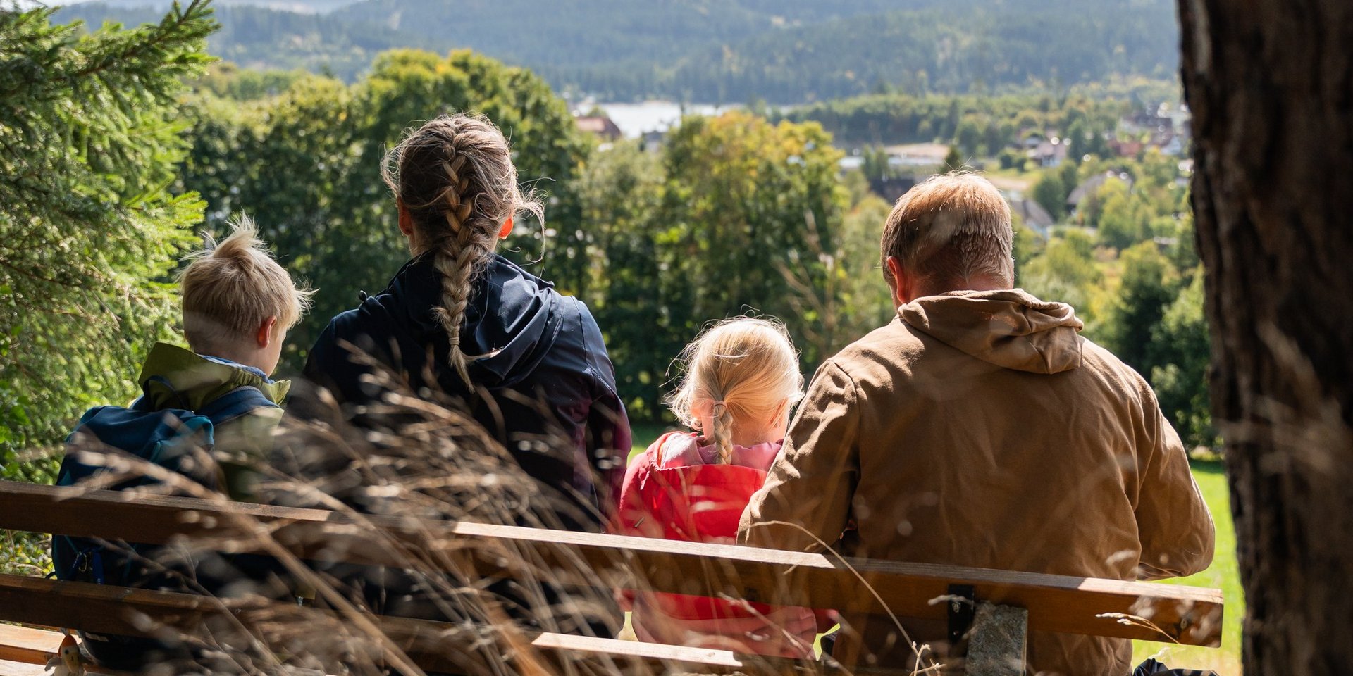 Pause im Wald: Eine Wandergruppe genießt die Aussicht von einer Anhöhe im Schwarzwald.
