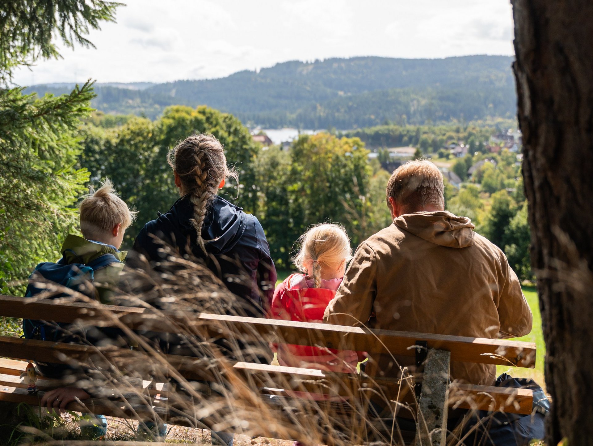 Pause im Wald: Eine Wandergruppe genießt die Aussicht von einer Anhöhe im Schwarzwald.