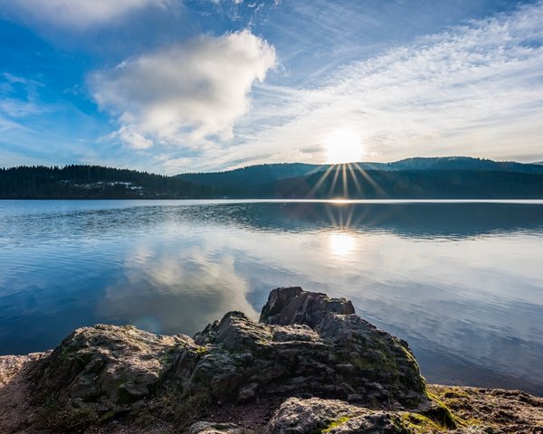 Blick über das klare Wasser des Schluchsees auf die bewaldeten Ufer im Schwarzwald.
