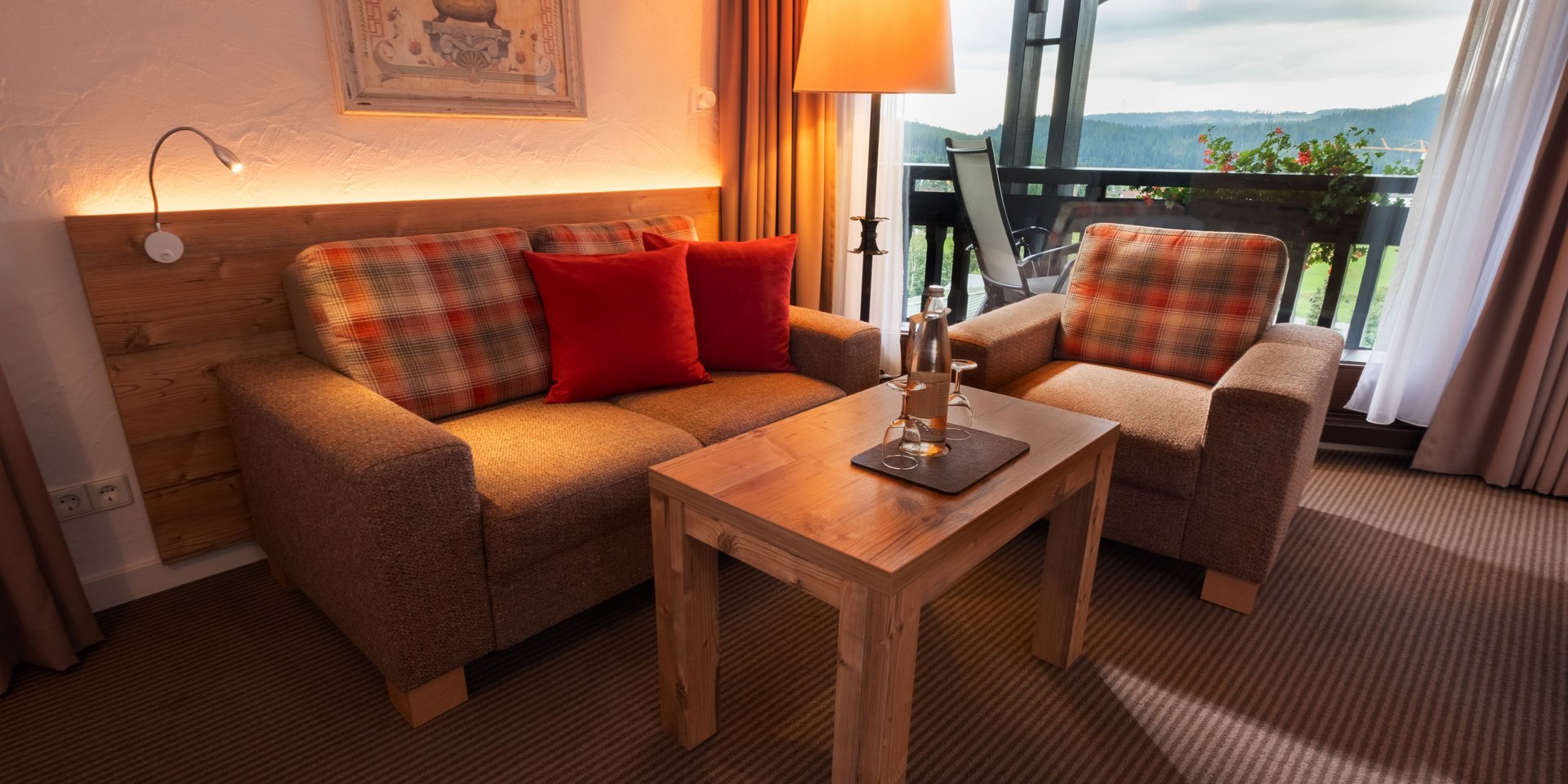 Gemütliche Sitzecke mit Polstermöbeln im Landhausstil im Familienapartment Süd.