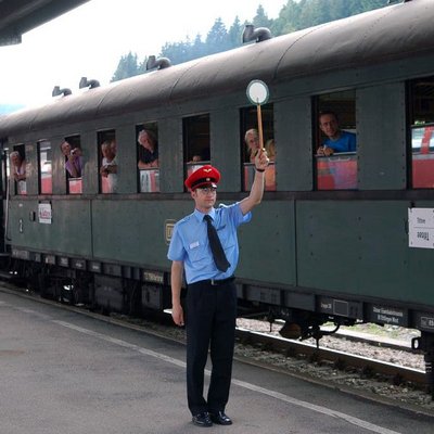 Der historische Dampfzug der Dreiseenbahn hält am Bahnhof Schluchsee in der Nähe des Hotels Vier Jahreszeiten.