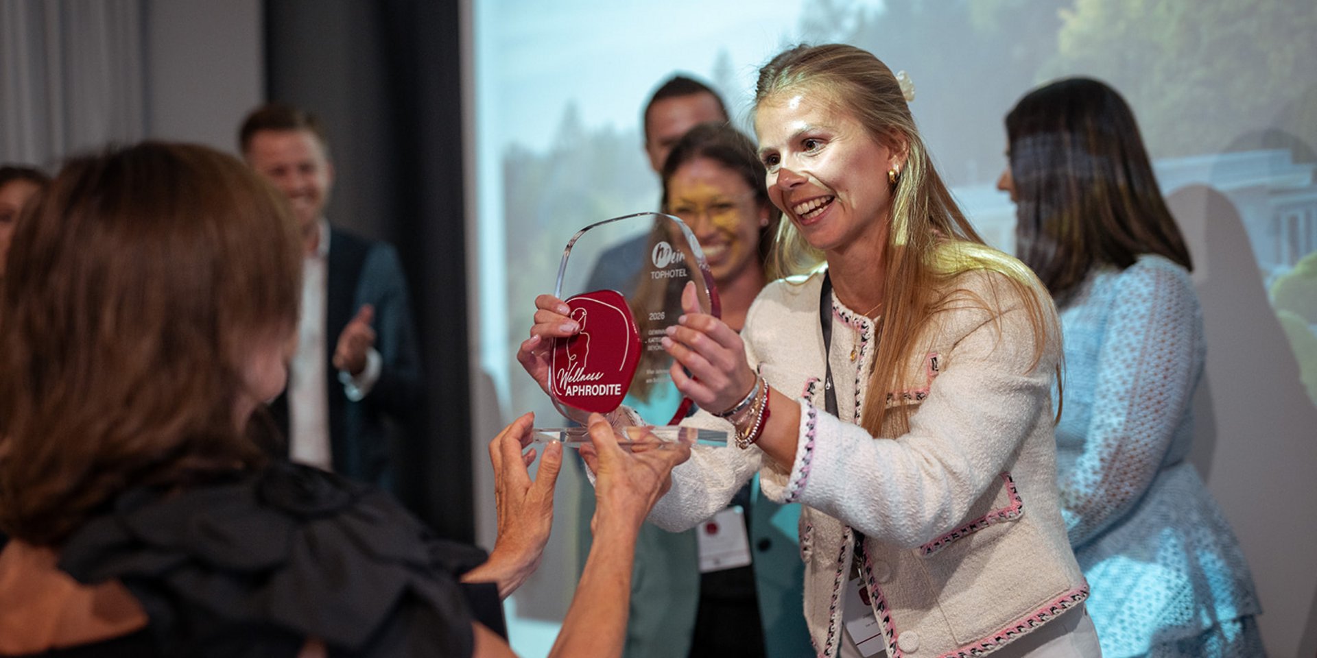 Josephine Lindner nimmt Wellness Aphrodite Award entgegen