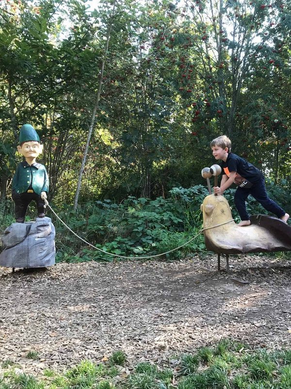 Eingang zum Schlüchtsee-Natur-Aktiv-Park (Schlüwana) mit hölzernen Erlebnisstationen.