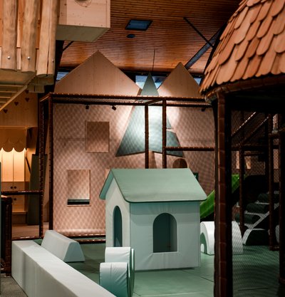 Ein kleines Spielhaus aus Holz inmitten der weitläufigen Indoor-Spiellandschaft des Hotels Vier Jahreszeiten am Schluchsee.