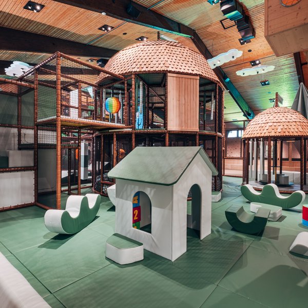 Keinkindspielbereich mit Spielhaus