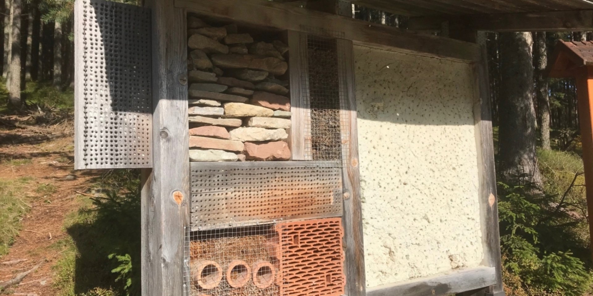 Ein großes Insektenhotel als Teil des Naturlehrpfads im Schwarzwald bei Grafenhausen.