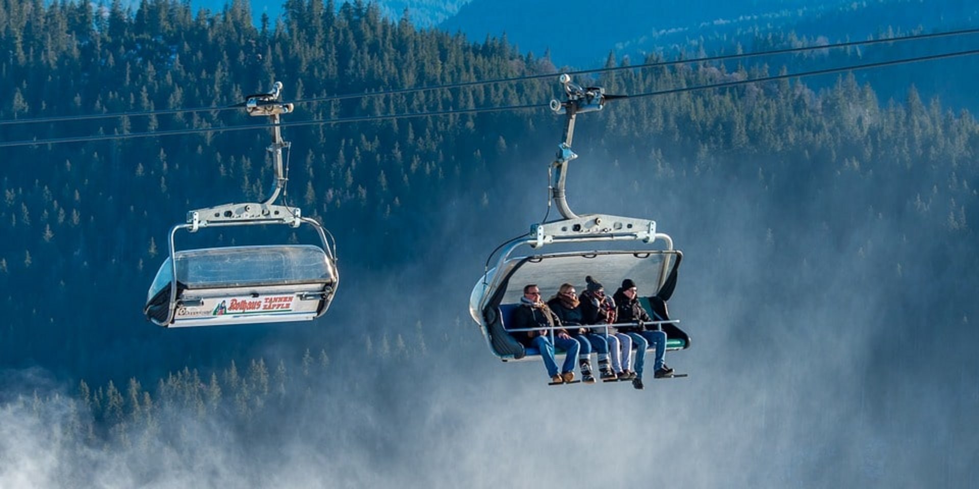 Blick auf das Brauereigelände von Rothaus im Nebel – Traditionelle Braukunst im Schwarzwald.