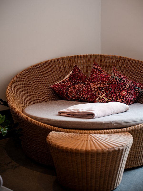 Gemütliche Korbsessel-Nische zum Entspannen vor oder nach der Behandlung im Hotel Vier Jahreszeiten im Schwarzwald.