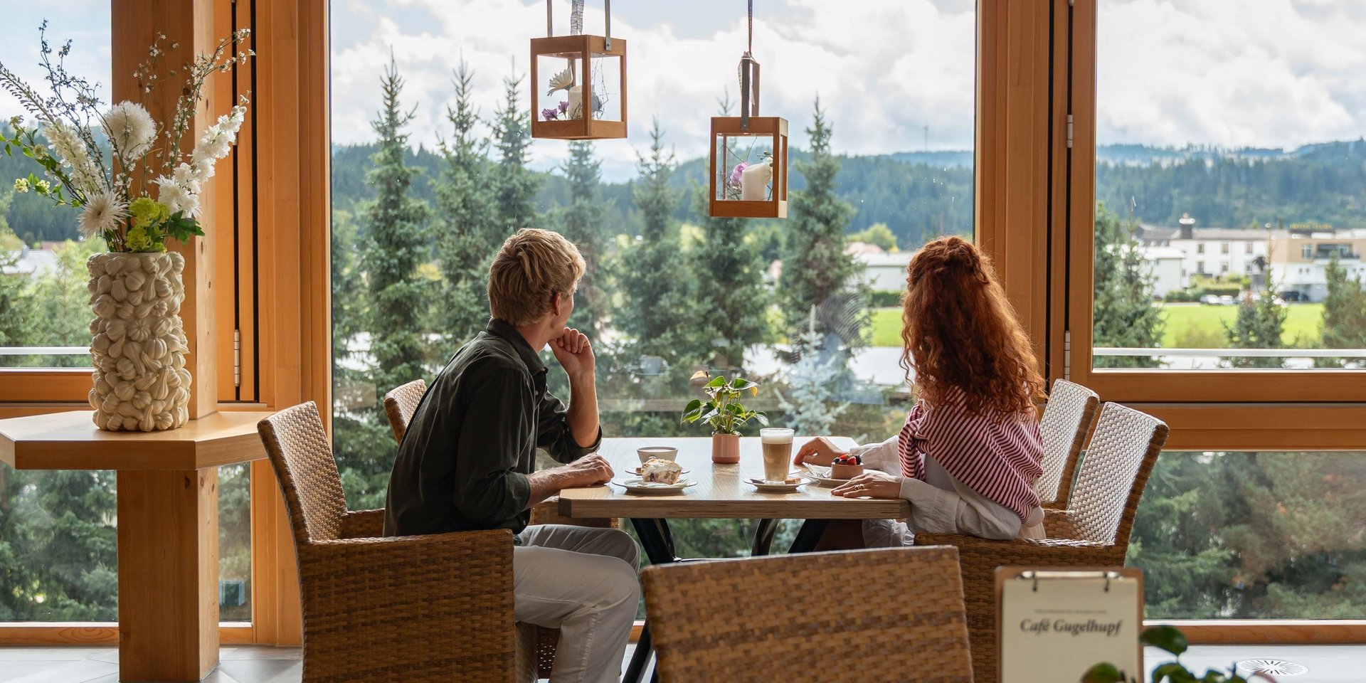 Gemütliches Beisammensein bei Kaffee und Dessert mit weitem Blick in die Schwarzwaldlandschaft.