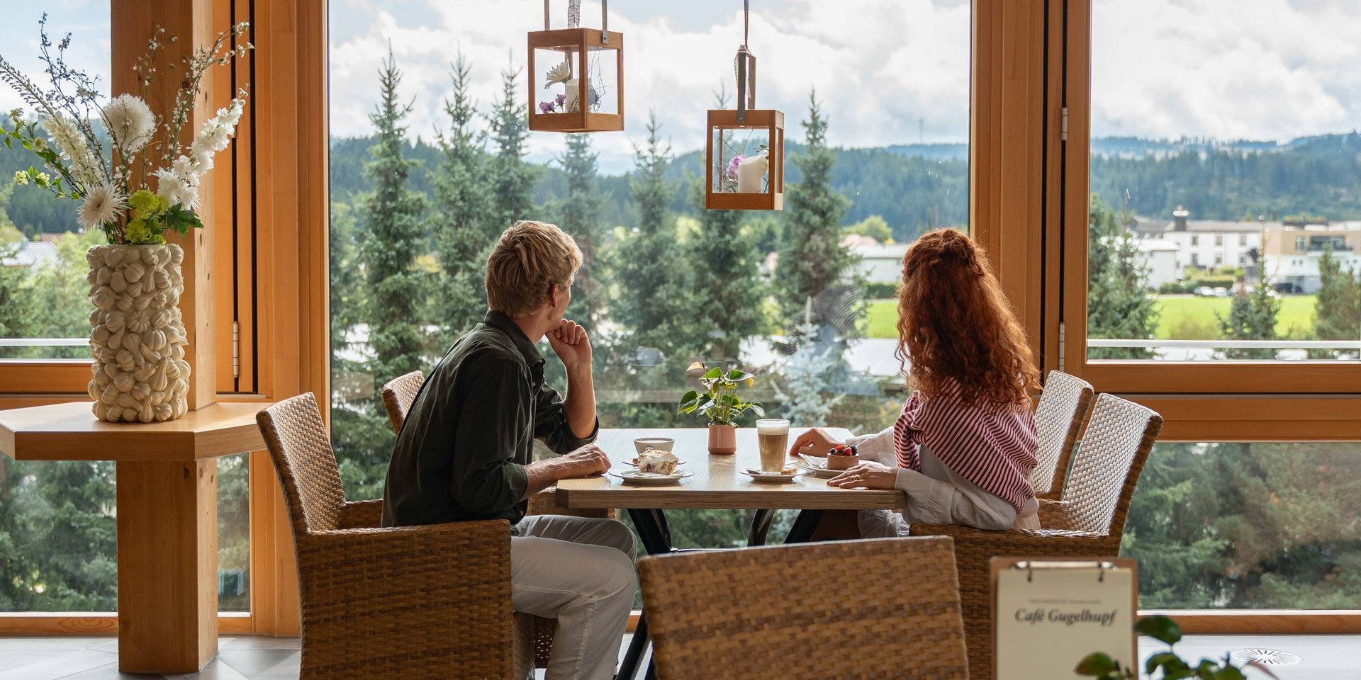 Gemütliches Beisammensein bei Kaffee und Dessert mit weitem Blick in die Schwarzwaldlandschaft.
