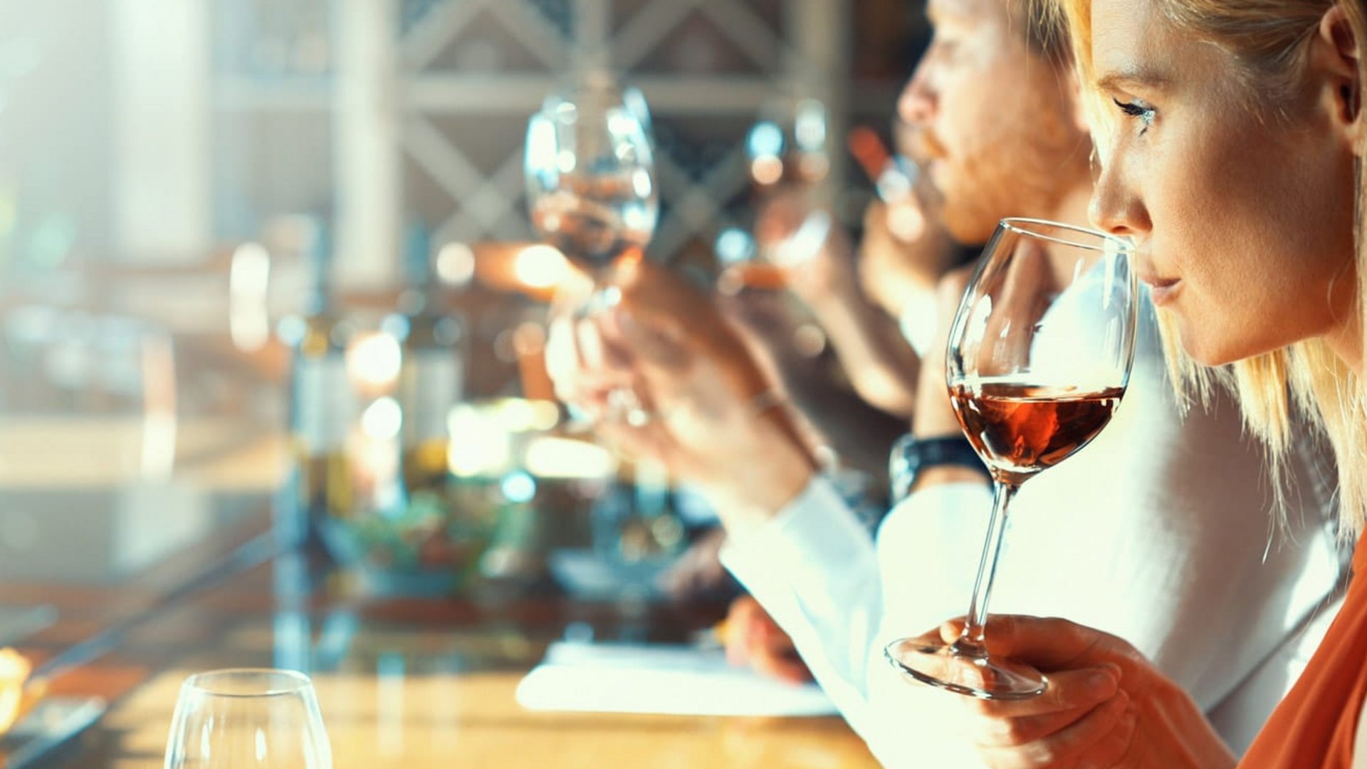 Eine Gruppe von Gästen bei einer exklusiven Weinverkostung.