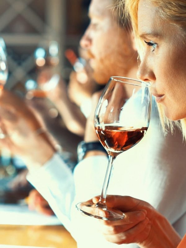 Eine Gruppe von Gästen bei einer exklusiven Weinverkostung.