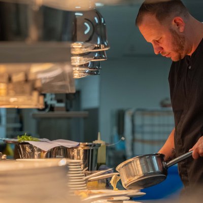 Konzentrierte Arbeit in der Hotelküche: Ein Koch bereitet Speisen für das Panorama-Restaurant zu.