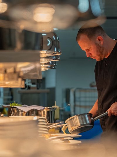 Konzentrierte Arbeit in der Hotelküche: Ein Koch bereitet Speisen für das Panorama-Restaurant zu.