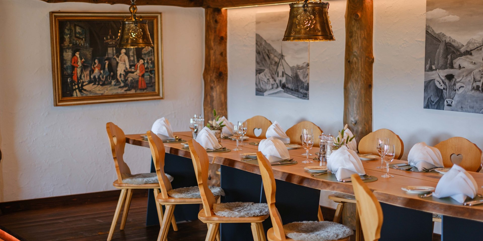 Gemütliche Gruppen-Tafel im Schwiizer Stübli, festlich vorbereitet für ein gemeinsames Essen am Schluchsee.