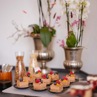 Appetitlich angerichtete kleine Gebäckstücke und herzhafte Häppchen auf einem Buffet im Hotel Vier Jahreszeiten am Schluchsee.