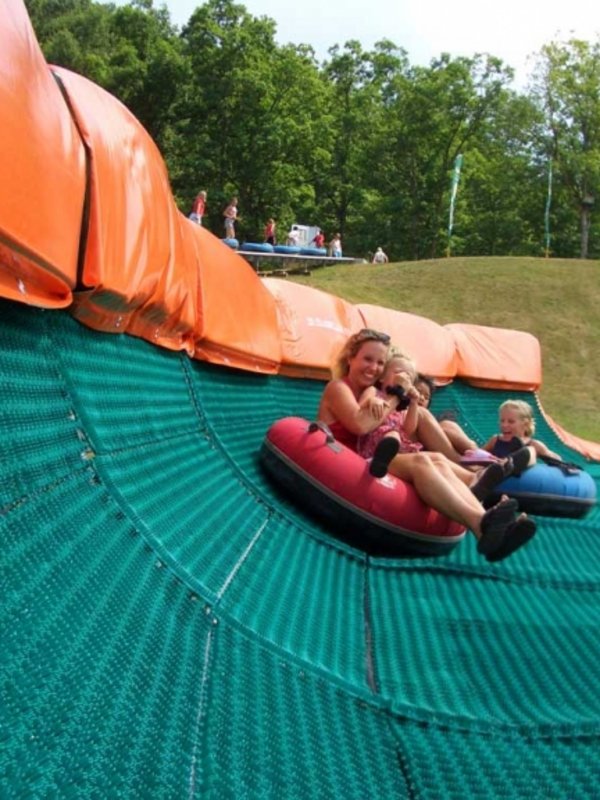 Eine bunte Rutschenlandschaft im Spasspark Hochschwarzwald.