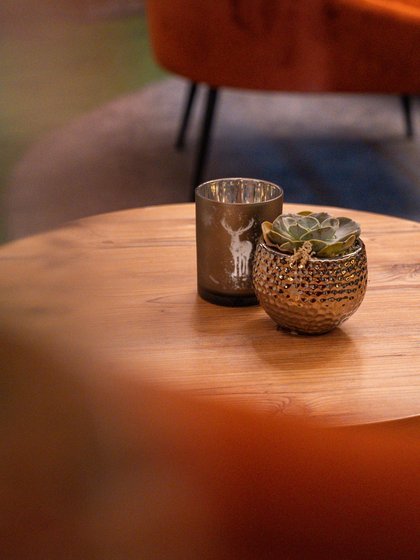 Dekorative Windlichter auf einem Holztisch sorgen für Atmosphäre im Hotel Vier Jahreszeiten am Schluchsee.