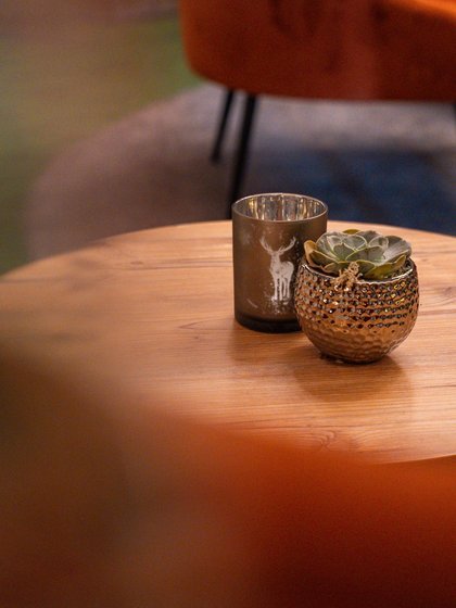 Dekorative Windlichter auf einem Holztisch sorgen für Atmosphäre im Hotel Vier Jahreszeiten am Schluchsee.