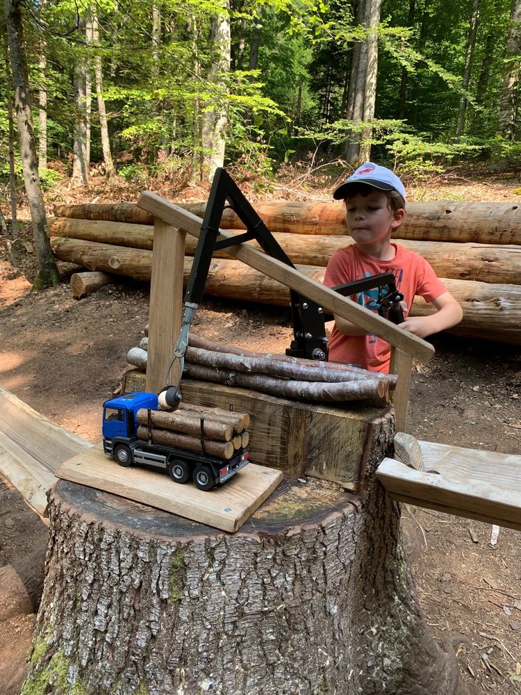 Eine hölzerne Kugelbahn im Wald sorgt für Spielspaß bei einem Familienurlaub am Schluchsee.