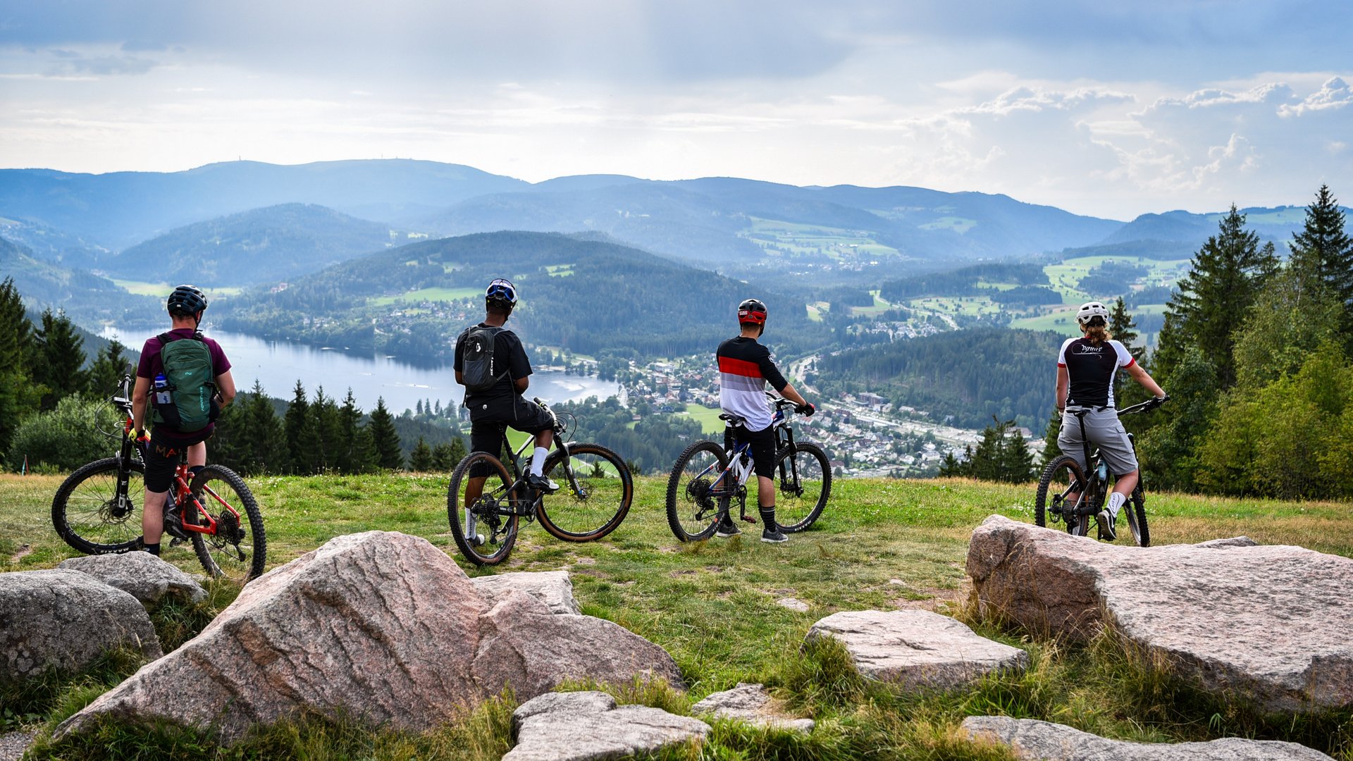 Vier Radfahrer oberhalb des Titisees