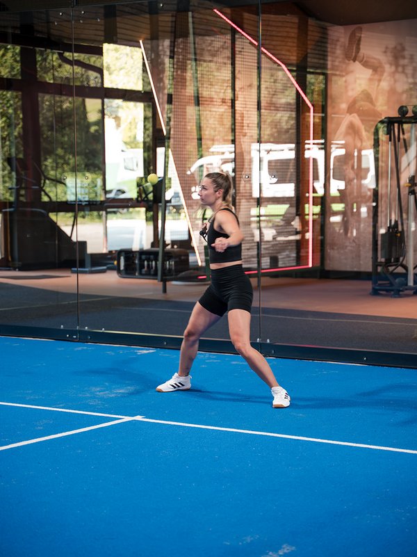 Fokus und Konzentration beim Padel-Tennis in der Sporthalle des Hotels im Schwarzwald.