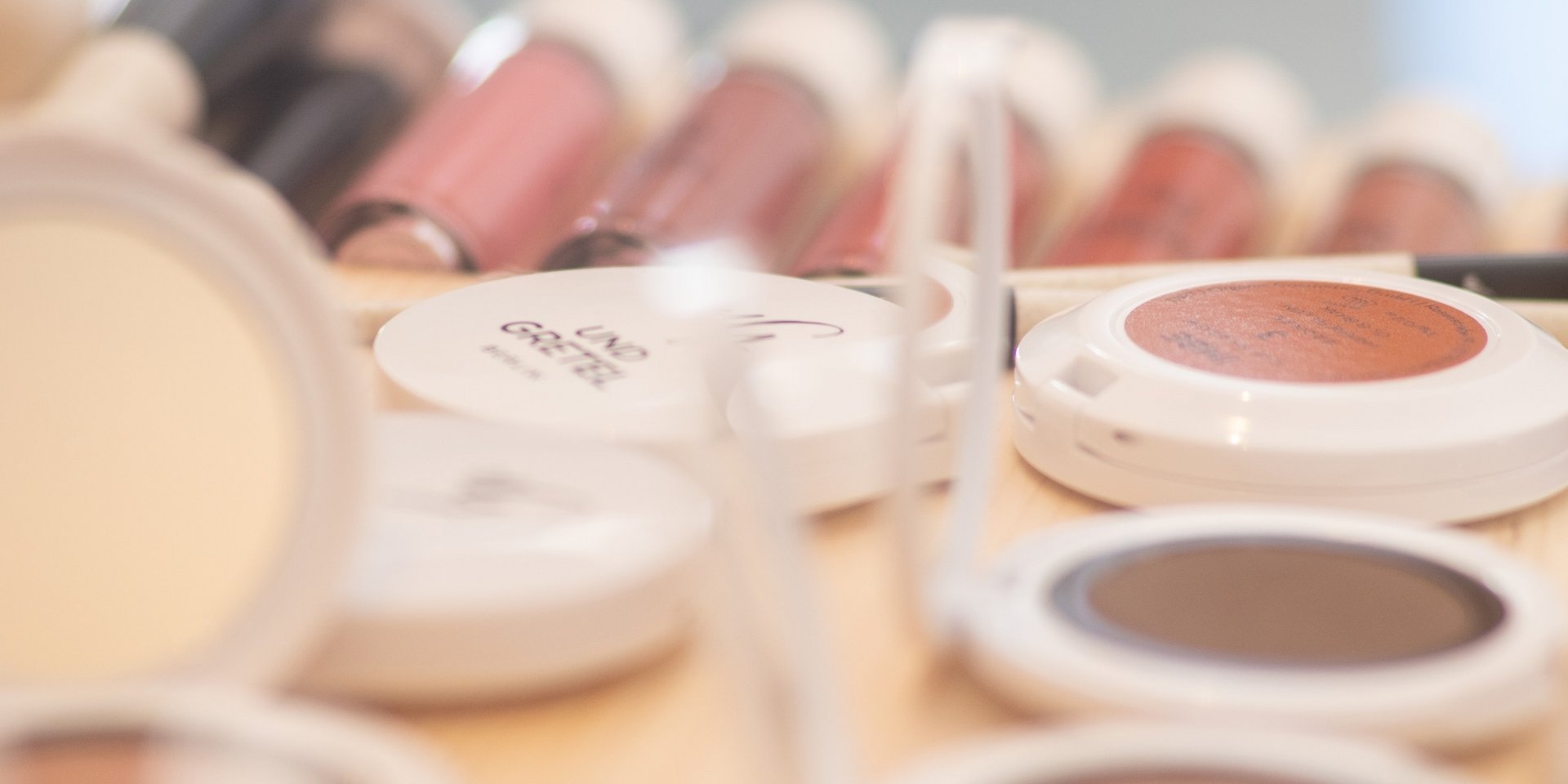 Verschiedene Nuancen von Puder und Lidschatten der Naturkosmetik-Linie Und Gretel.