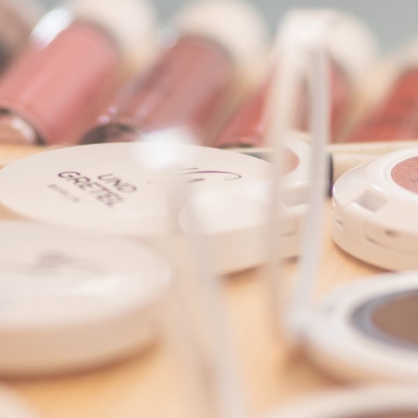 Verschiedene Nuancen von Puder und Lidschatten der Naturkosmetik-Linie Und Gretel.