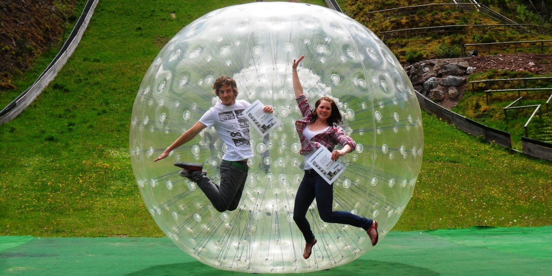 Actionreiches Winter-Event im Schwarzwald: Menschen in aufblasbaren Zorb-Bällen im Schnee.
