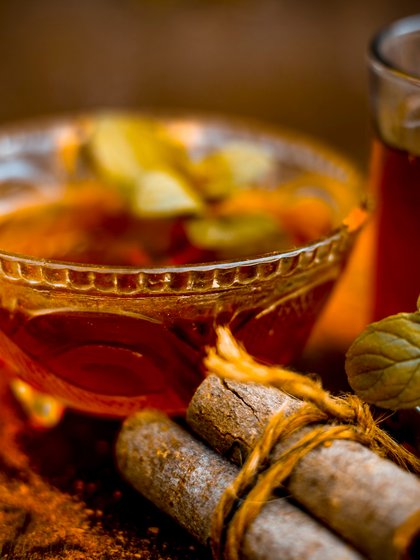 Tee und Räucherstäbchen auf einem Tisch 